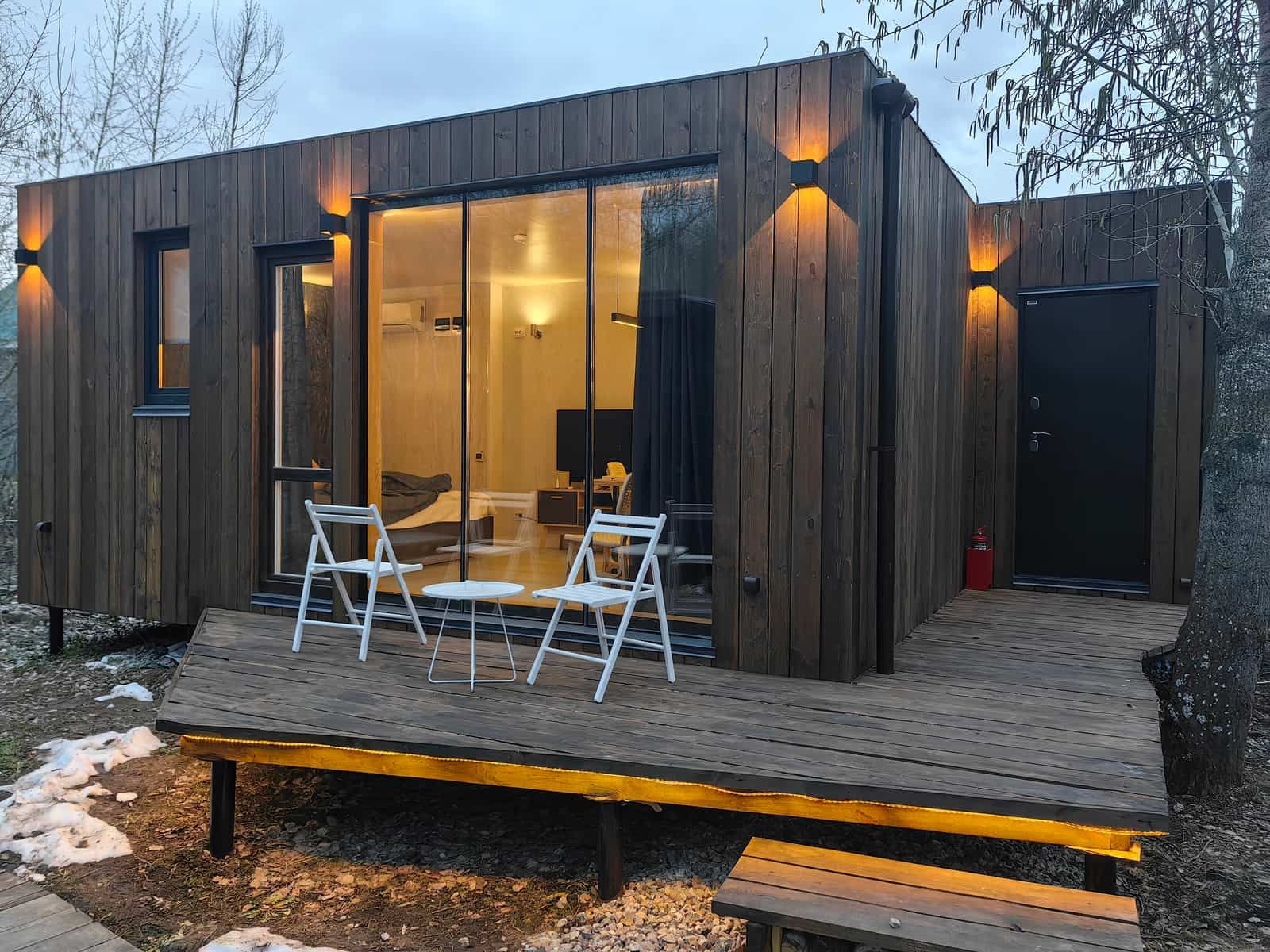 Модульный дом TETFLAT 28 — фасад с террасой в сумерках